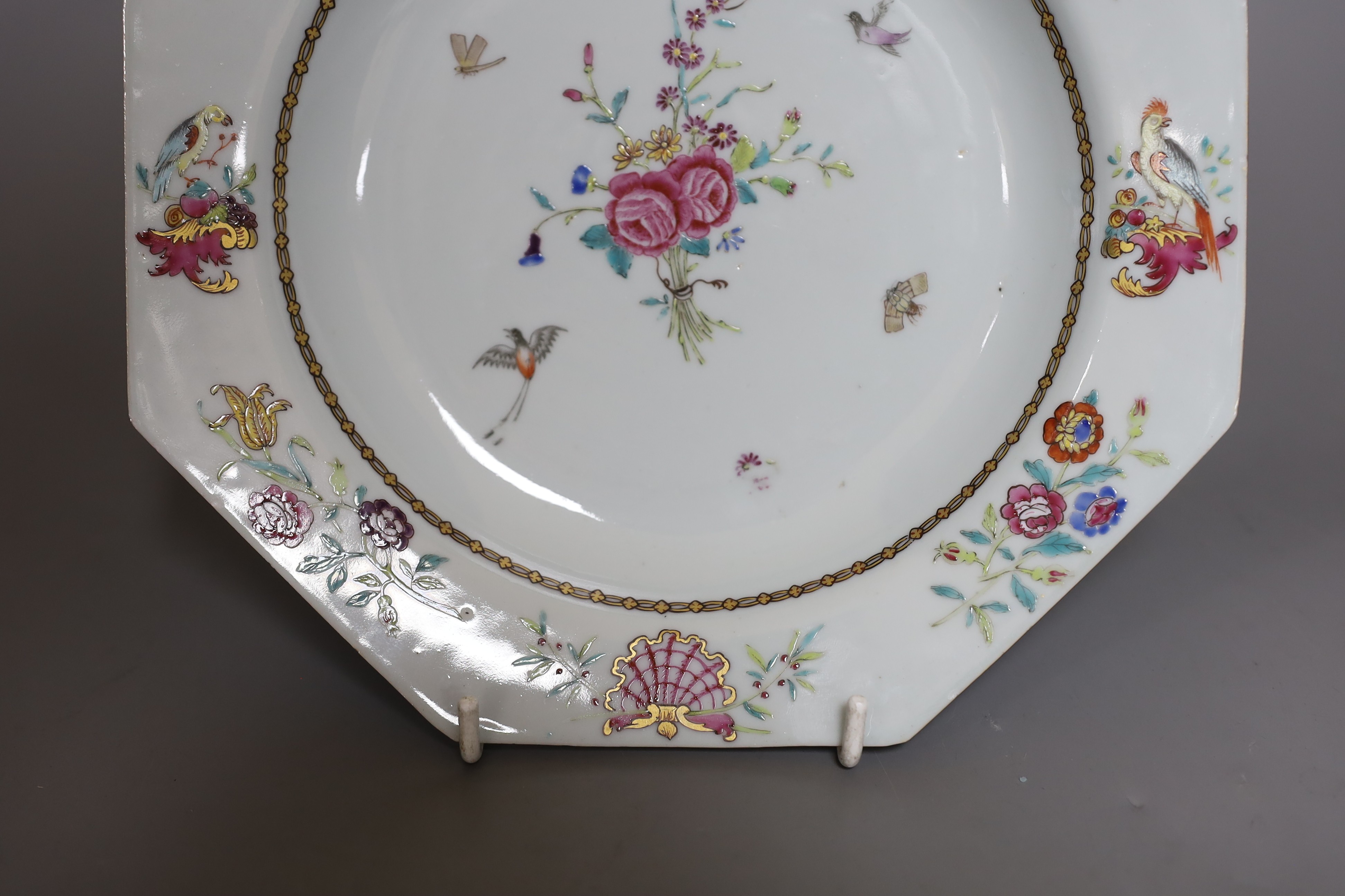 An 18th century Chinese export crested octagonal plate with floral decoration, 21.5cm wide